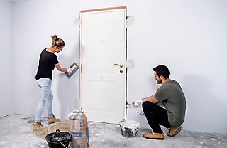 Cómo colocar una puerta metalica de trastero