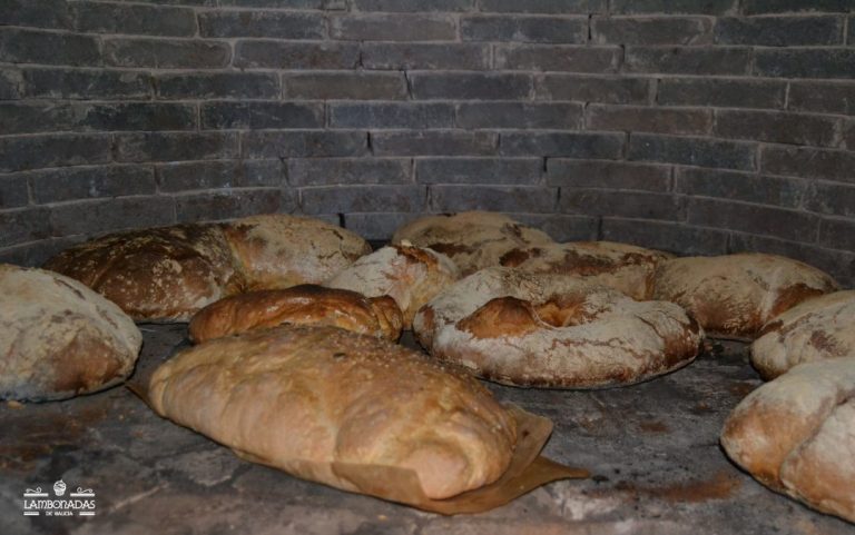 Cómo hacer pan gallego en horno de leña